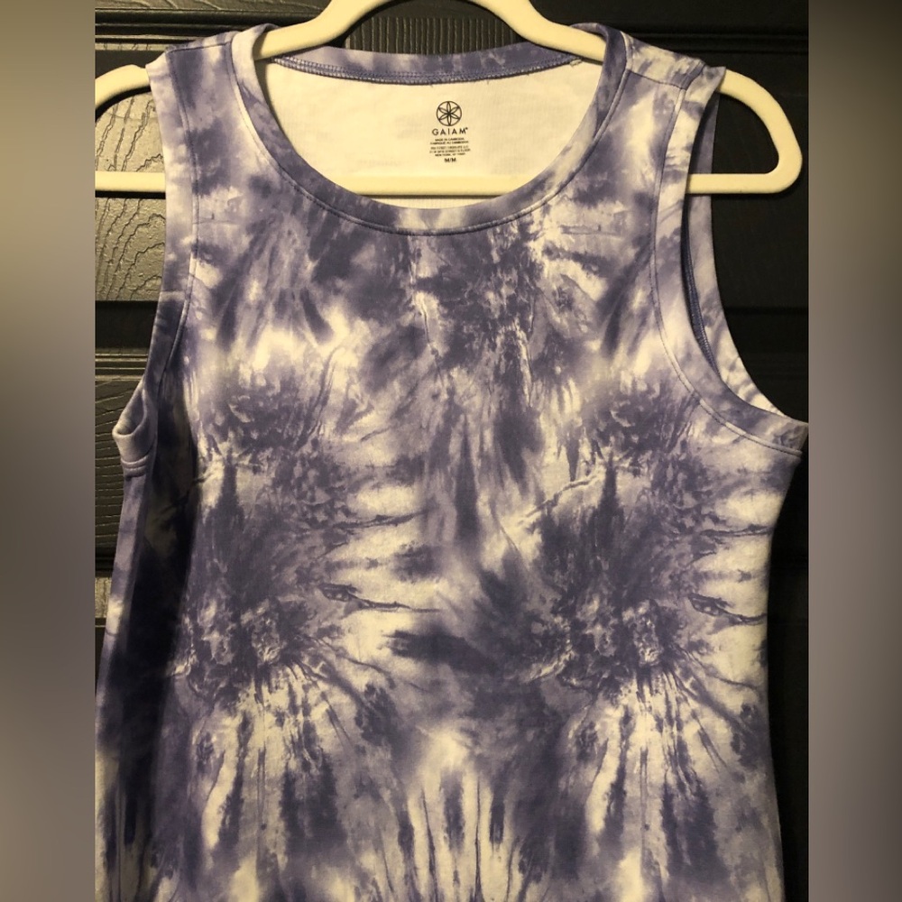 Sleeveless Tie-Dye Shift Dress in Purple
EUC Women’s Gaiam Stretch Dress
Size M